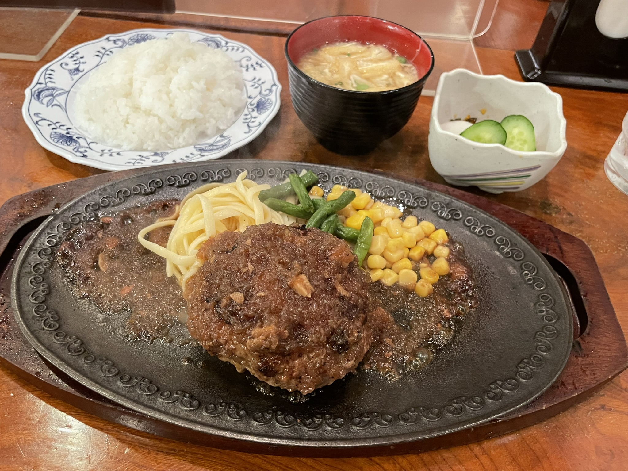 「モンブラン浅草店」さんの「和風ハンバーグ」と「ご飯セット」の写真。