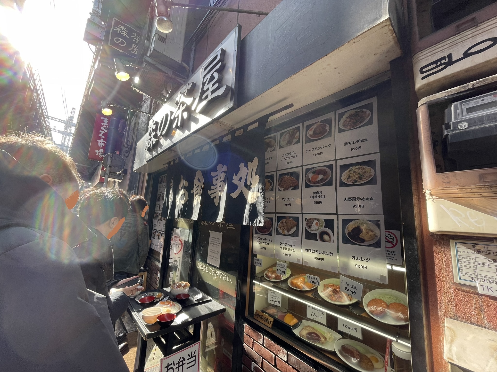 店舗前にはメニューのショーケース、見本が置かれている。