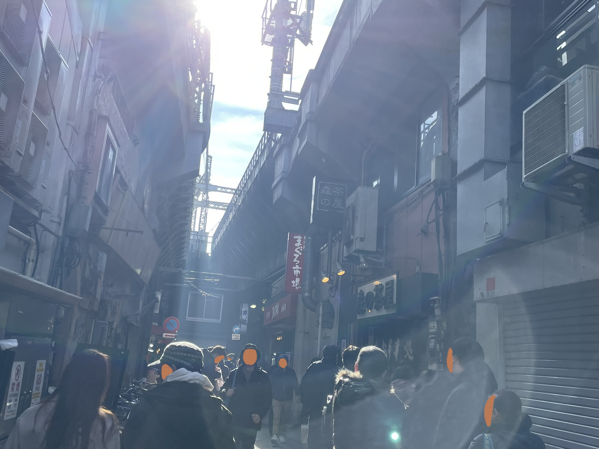 「定食・森の茶屋」さんの店舗前。行列待ちができている。