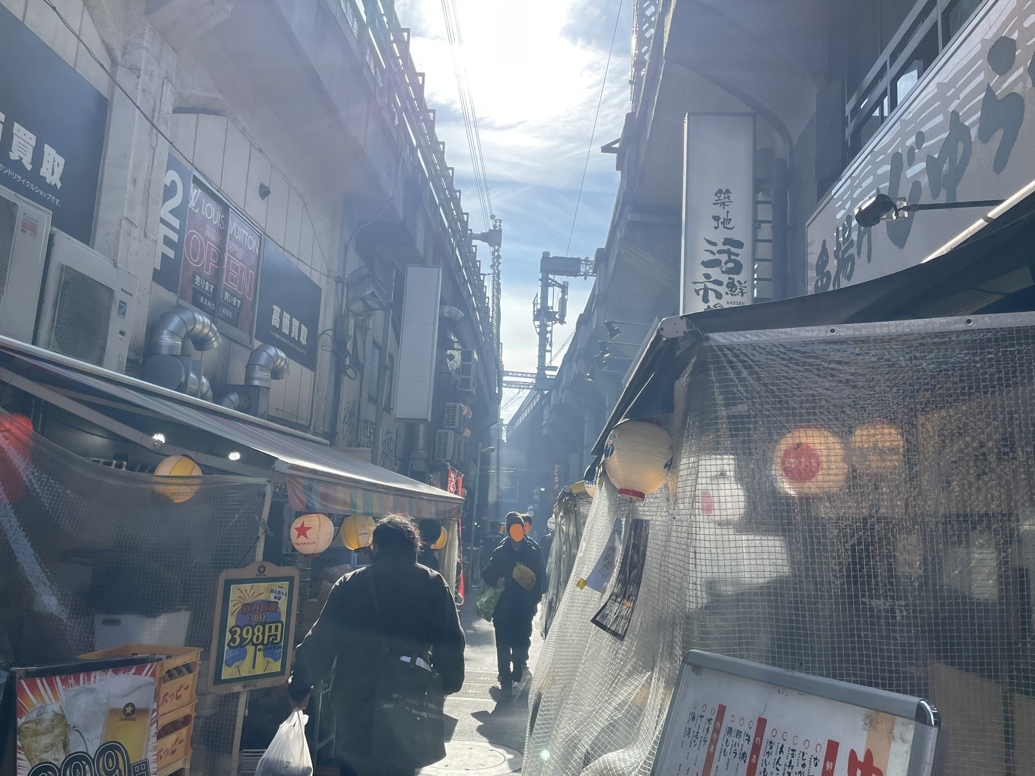 高架下の通り。両側にも飲食店がある。