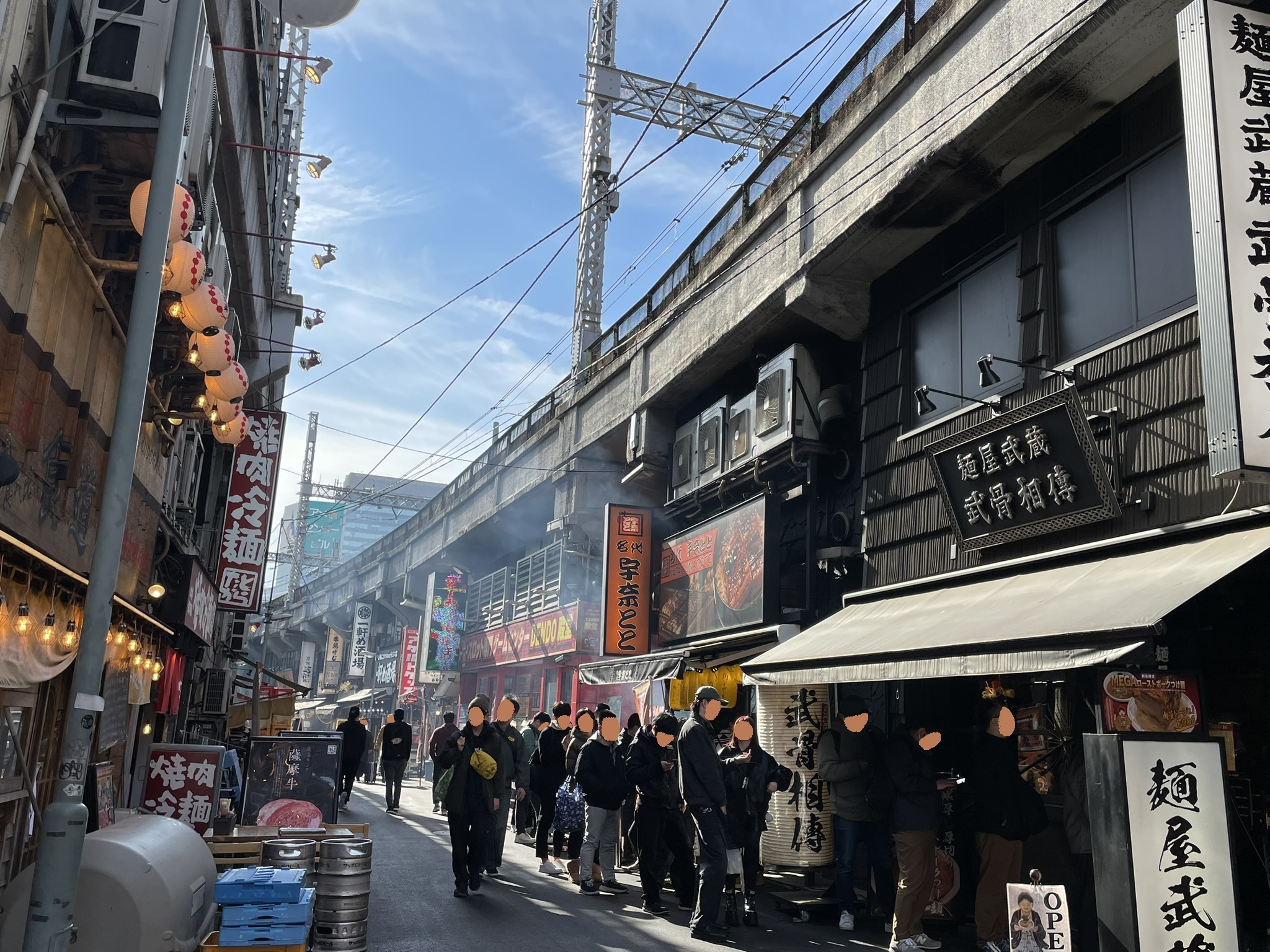 「定食・森の茶屋」さんへとつながる通り。たくさんの人が行き来している。