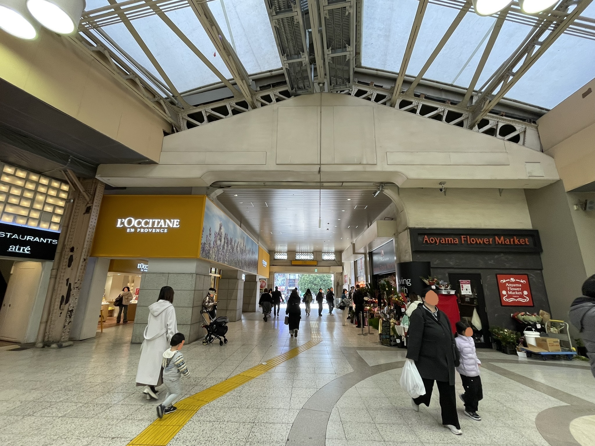 中央改札を出たJR上野駅の構内。