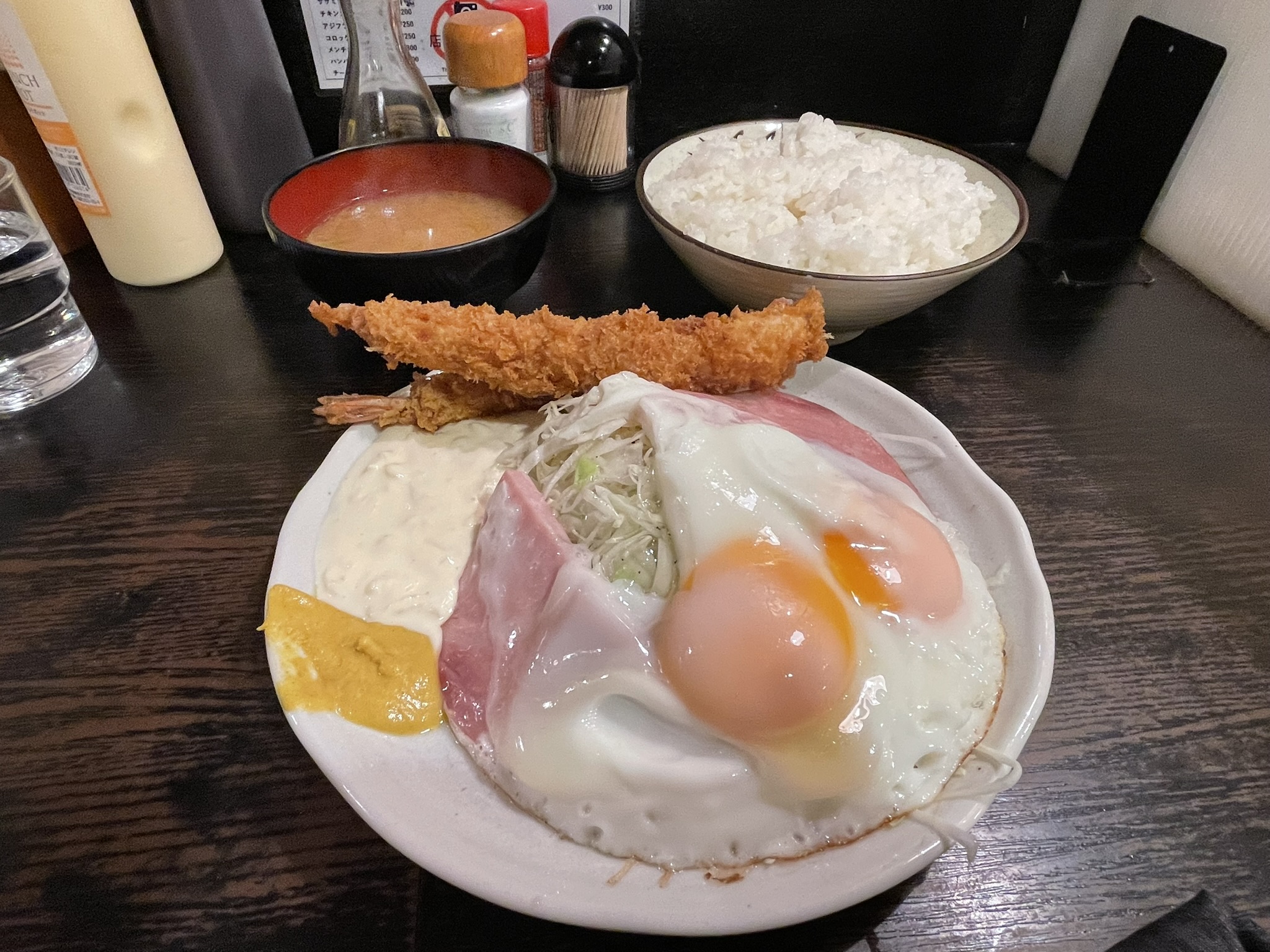 エビフライとハムエッグ定食。