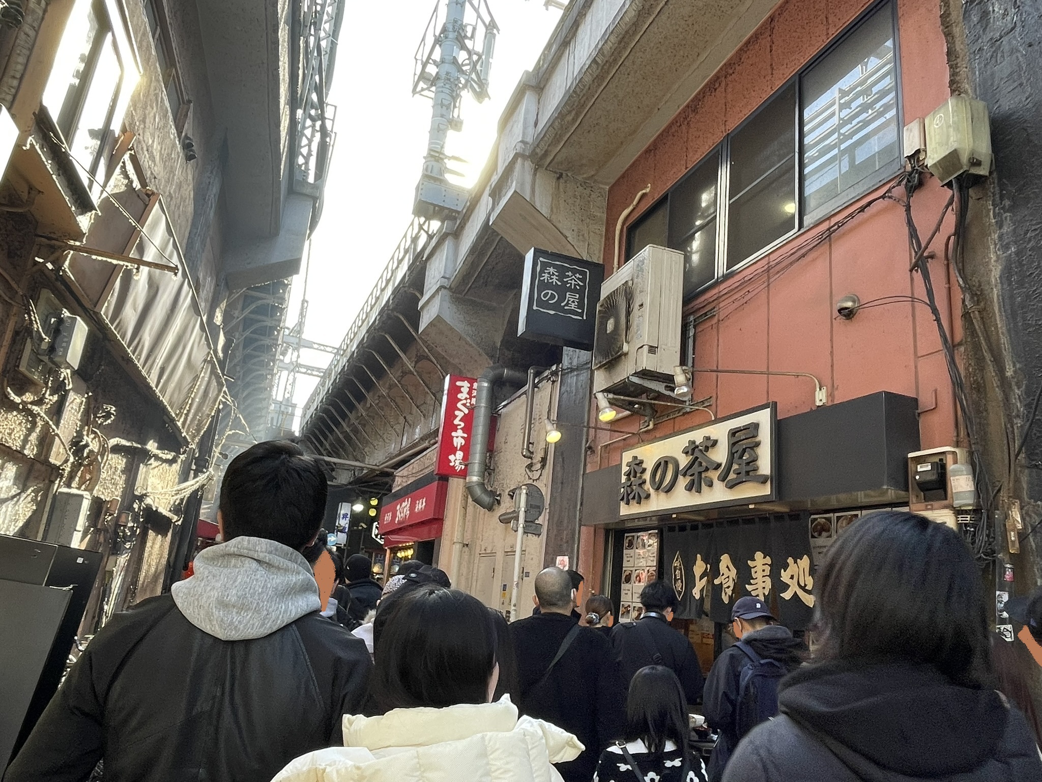 店舗前に入店待ちの行列ができている。