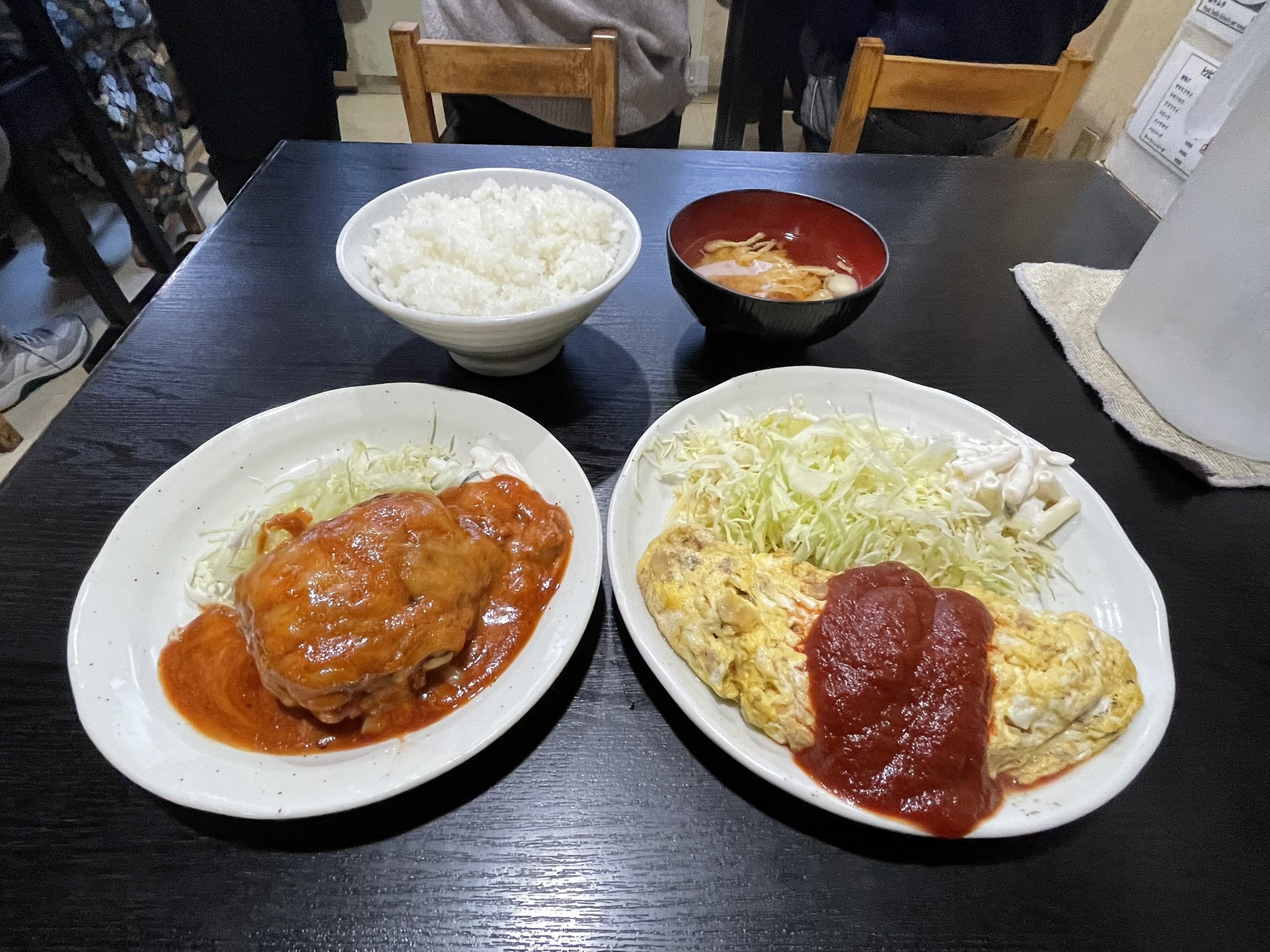 オムレツ定食とチーズハンバーグ（1枚）のトッピング。