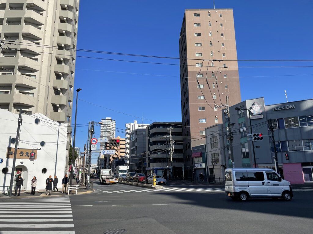 朝の「泪橋」交差点の様子。