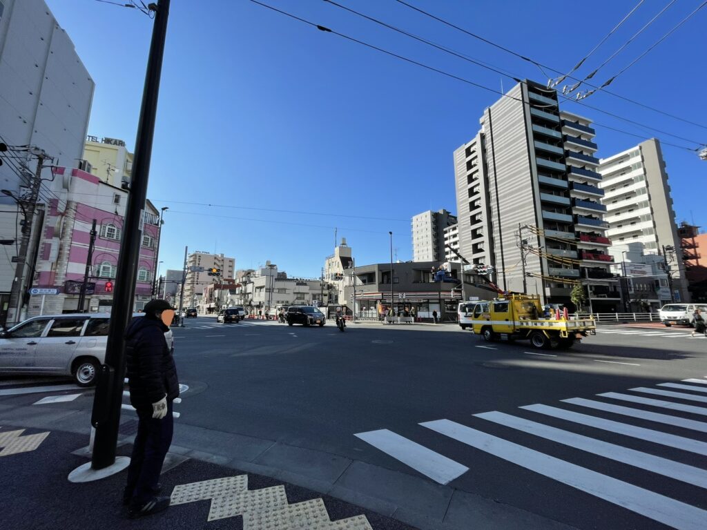 「吉野通り」と「明治通り」が交差する「泪橋」の交差点。