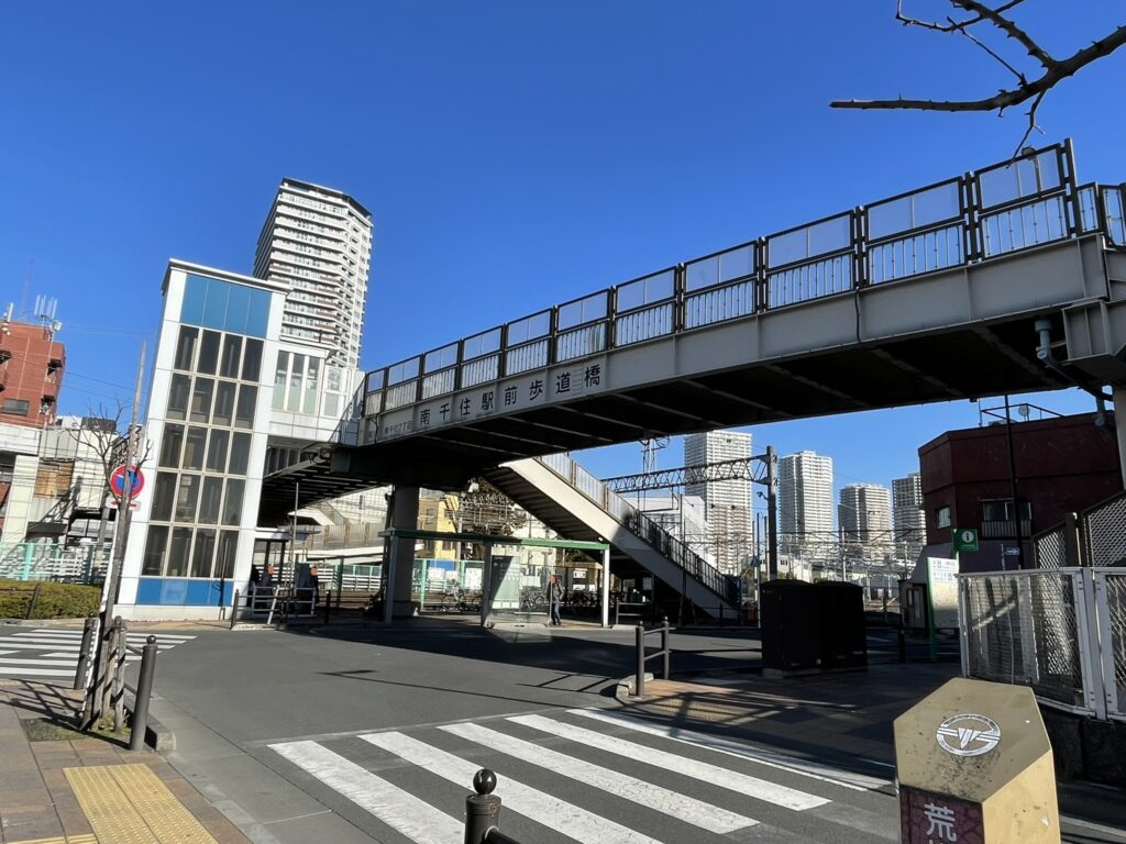 「南千住駅前歩道橋」の全景。都営バスのバス乗り場がある。