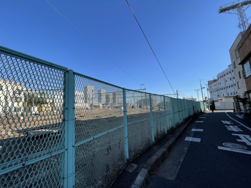 「南千住駅前歩道橋」下を走る線路。以前は、歩道橋ではなく、大きな踏切があった。