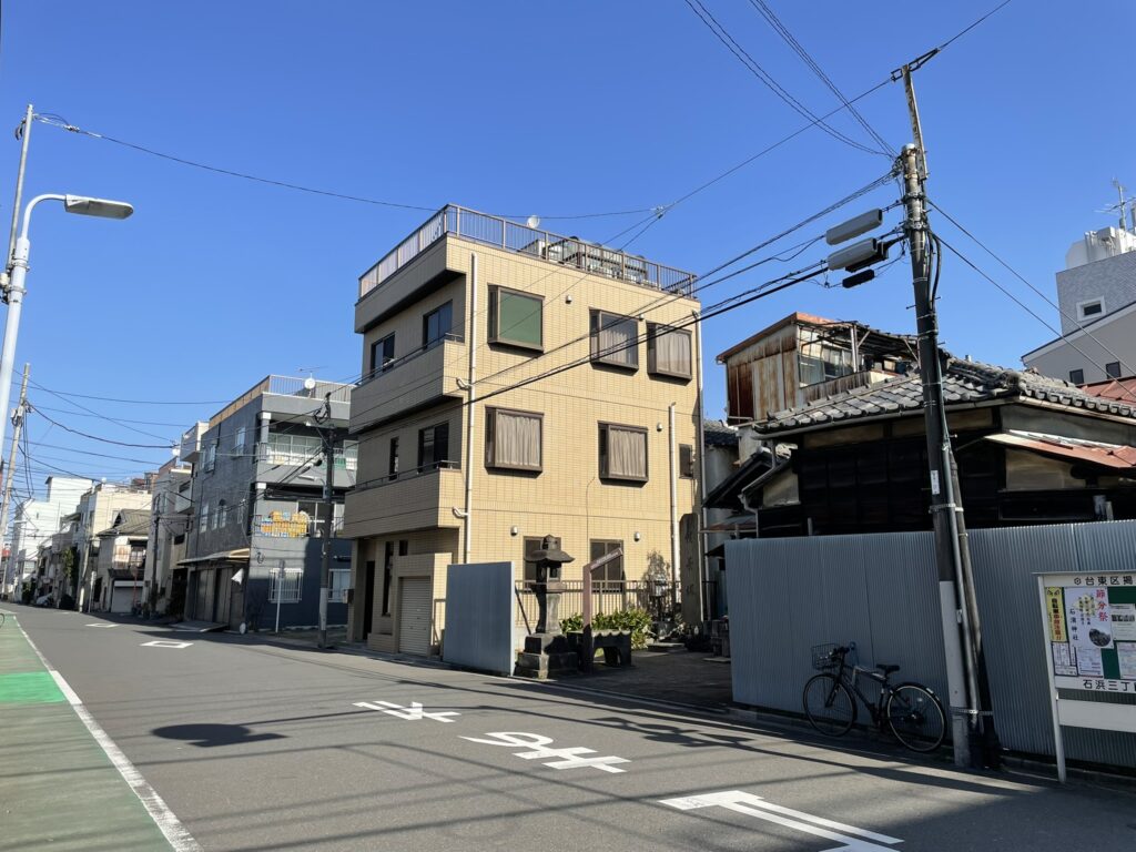 台東区橋場の住宅街。この通りに「お化け地蔵」が立っている。