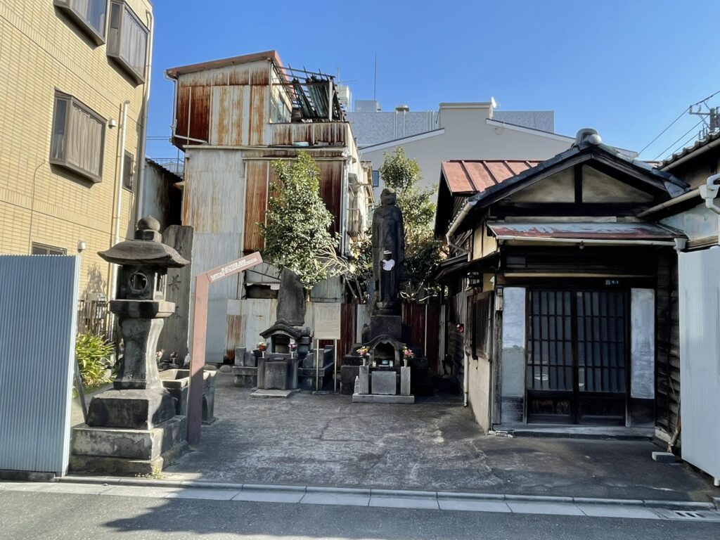 「お化け地蔵」は「松吟寺(しょうぎんじ)」の左隣に立っている。