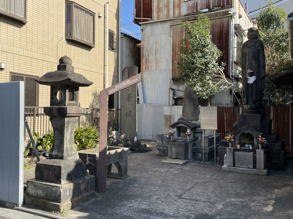 「お化け地蔵」のほかに、供養塔も立っている。