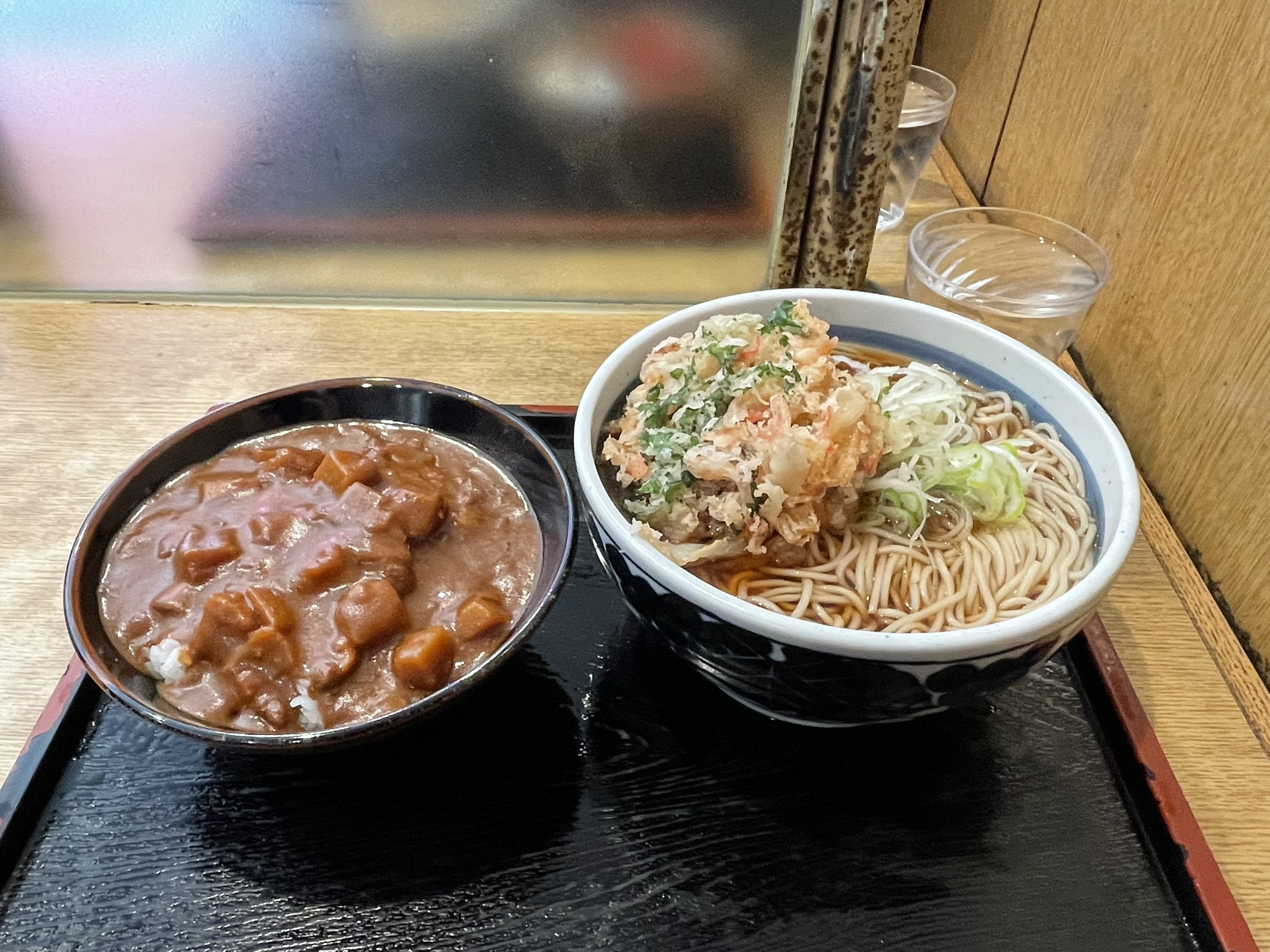 めん処おばたさんの「【温そば】カレーセット」と、かき揚のトッピング。