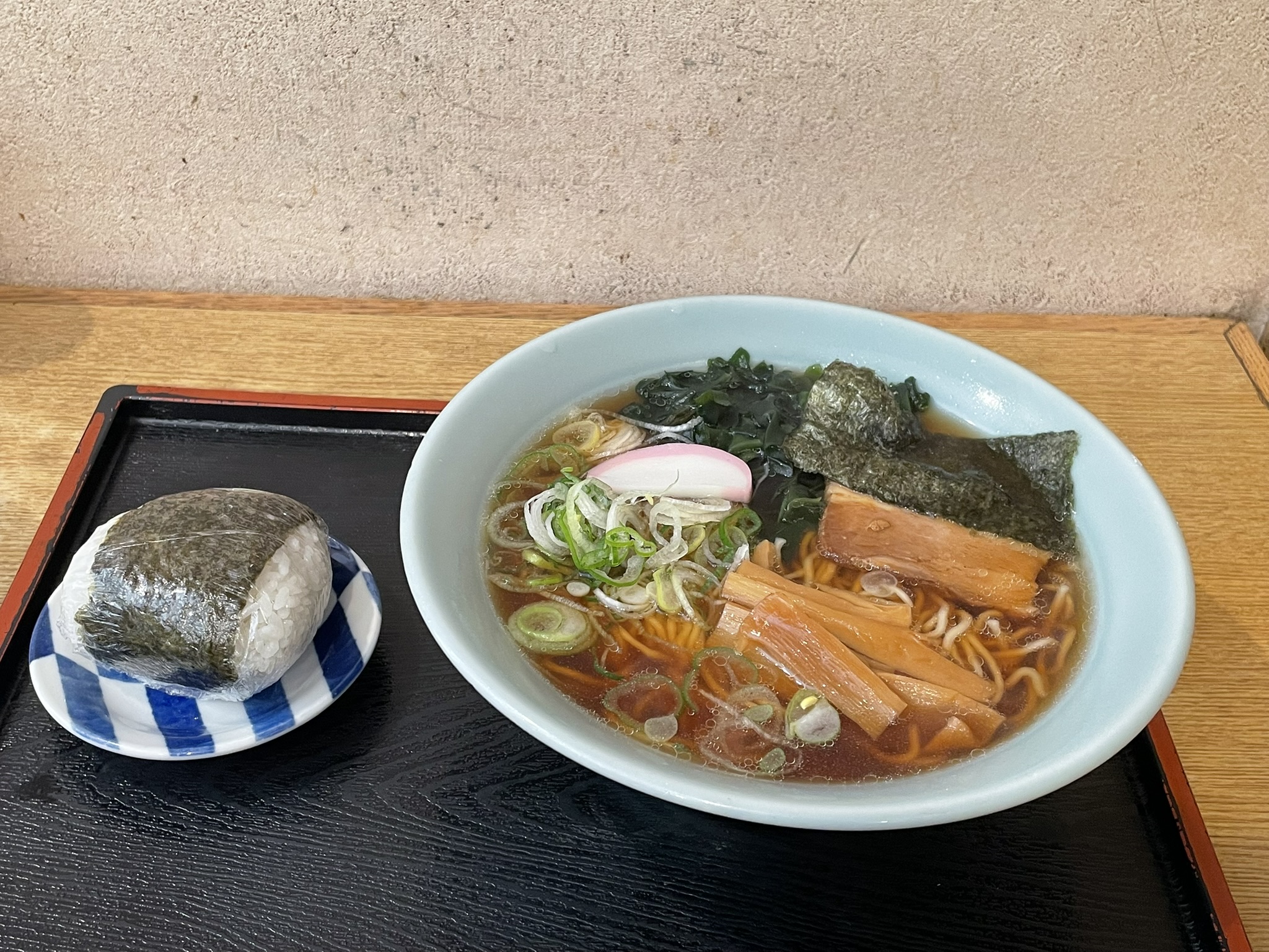 めん処おばたさんの「ラーメン」と「おにぎりB（しゃけ）」の写真。
