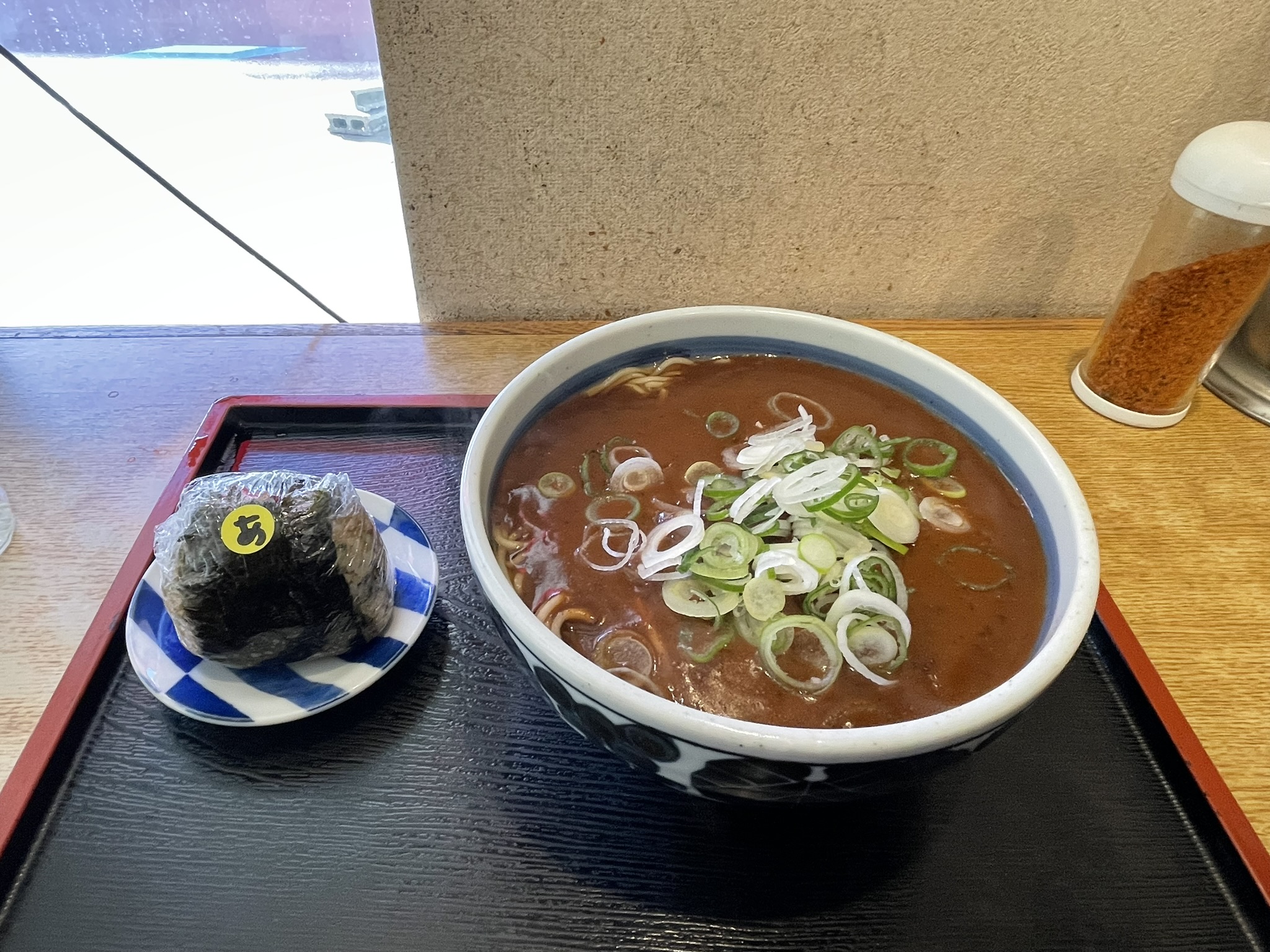 めん処おばたさんの「カレーそば」と「おにぎりA（悪魔のおにぎり）」の写真。