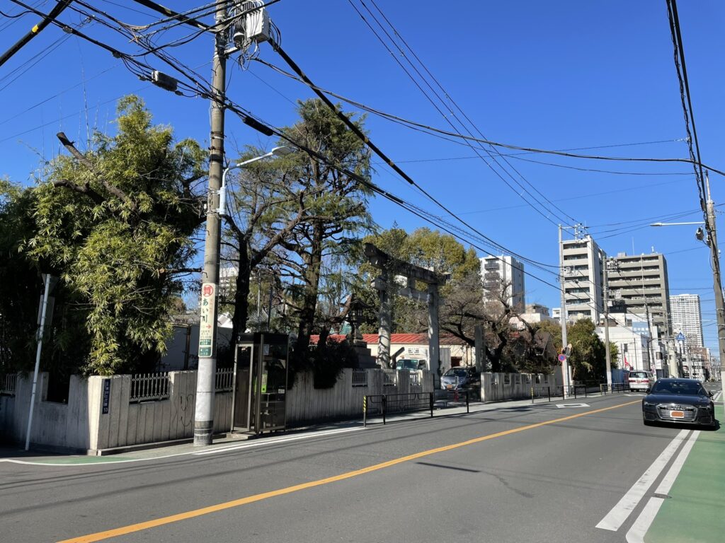 玉姫稲荷神社通りから見た「玉姫稲荷神社」の石鳥居。