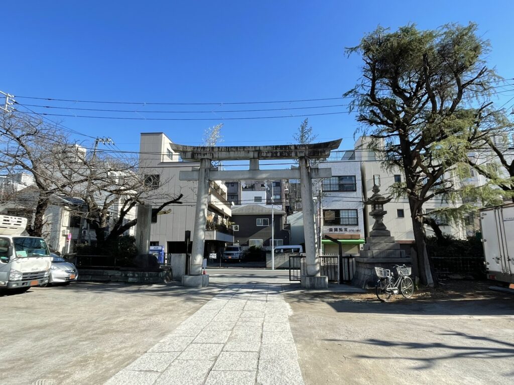 境内から見た石鳥居。目の前は玉姫稲荷神社通り。