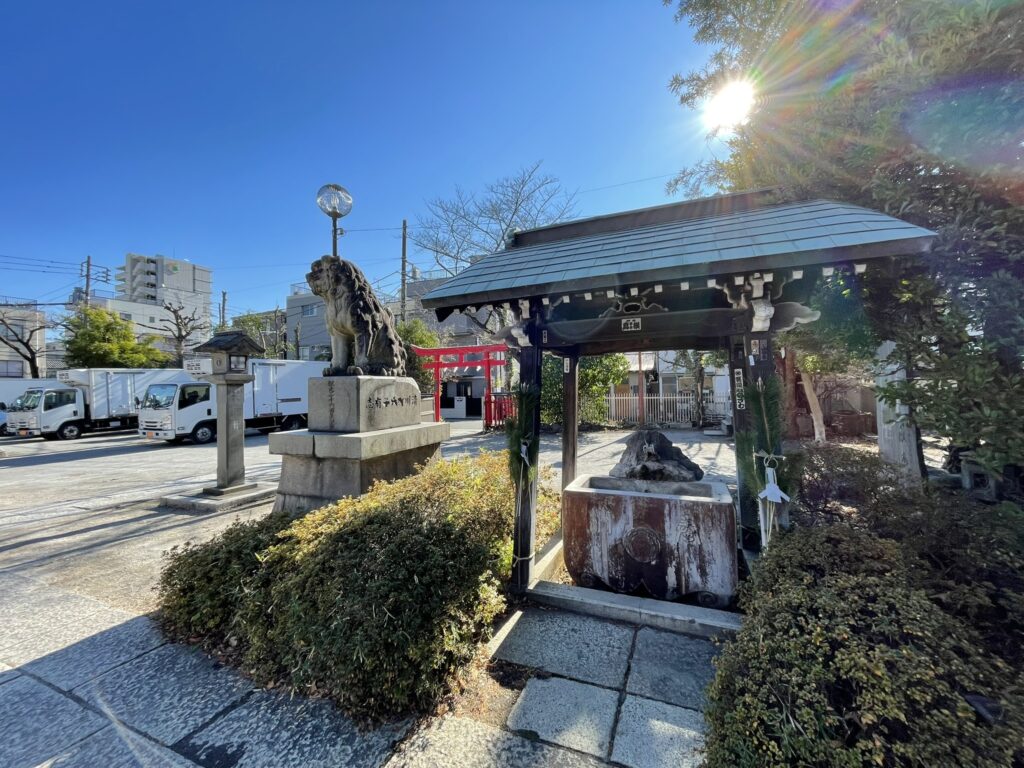 狛犬像の側にある「手水舎（てみずや）」