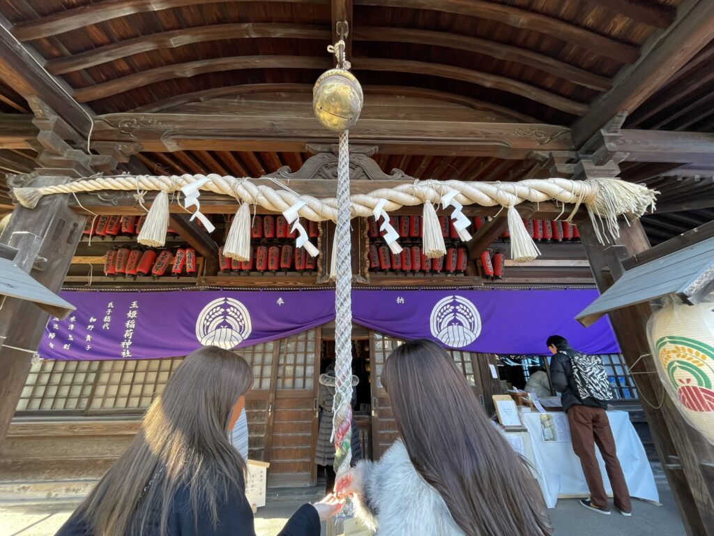 ご本殿で参拝をされる方々。