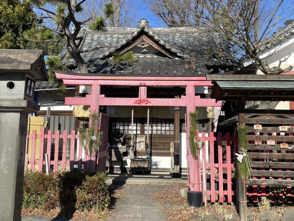 様々な縁を結ぶ「口入稲荷神社」は、願いごとが成就したら、対の白いお狐様の人形を納める。