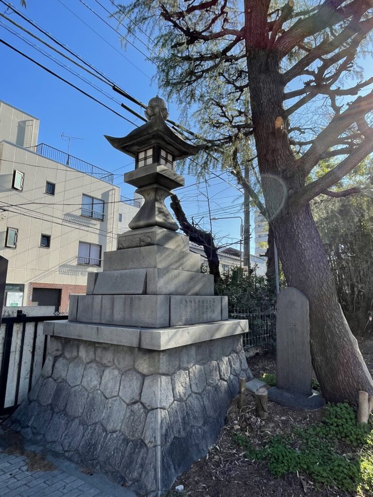 正面の石鳥居をくぐると、側にたつ燈籠。