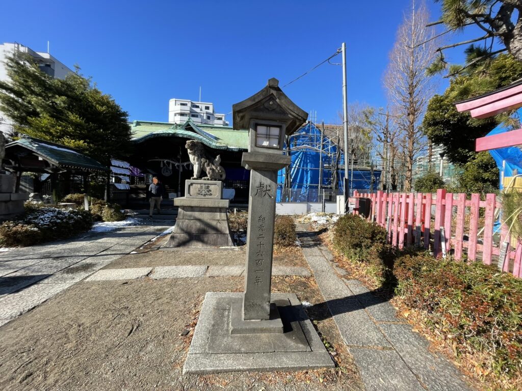 境内の対の燈籠。