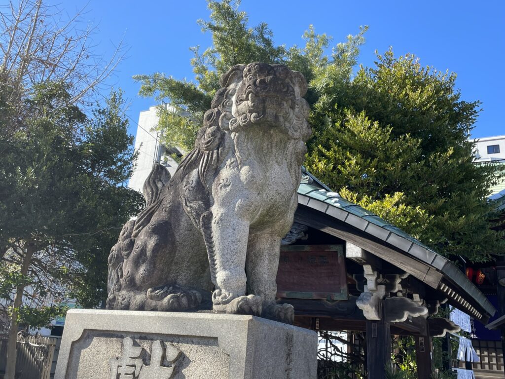「玉姫稲荷神社」の対の狛犬像。