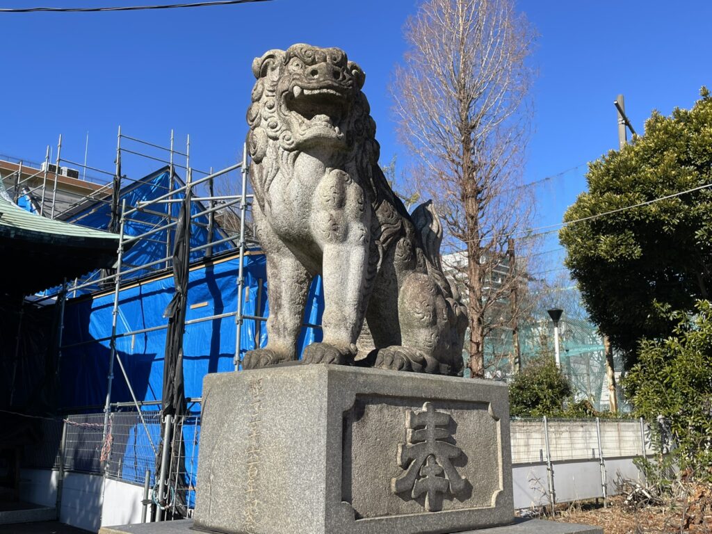 神社を守護する狛犬像。