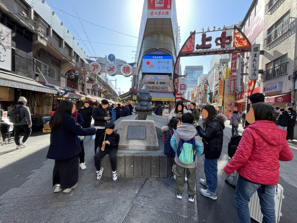 アメ横と上野中通り商店街が交差する場所にある「賑わいの像」