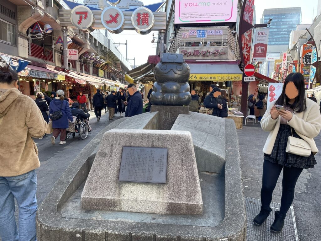 「賑わいの像」の全体。