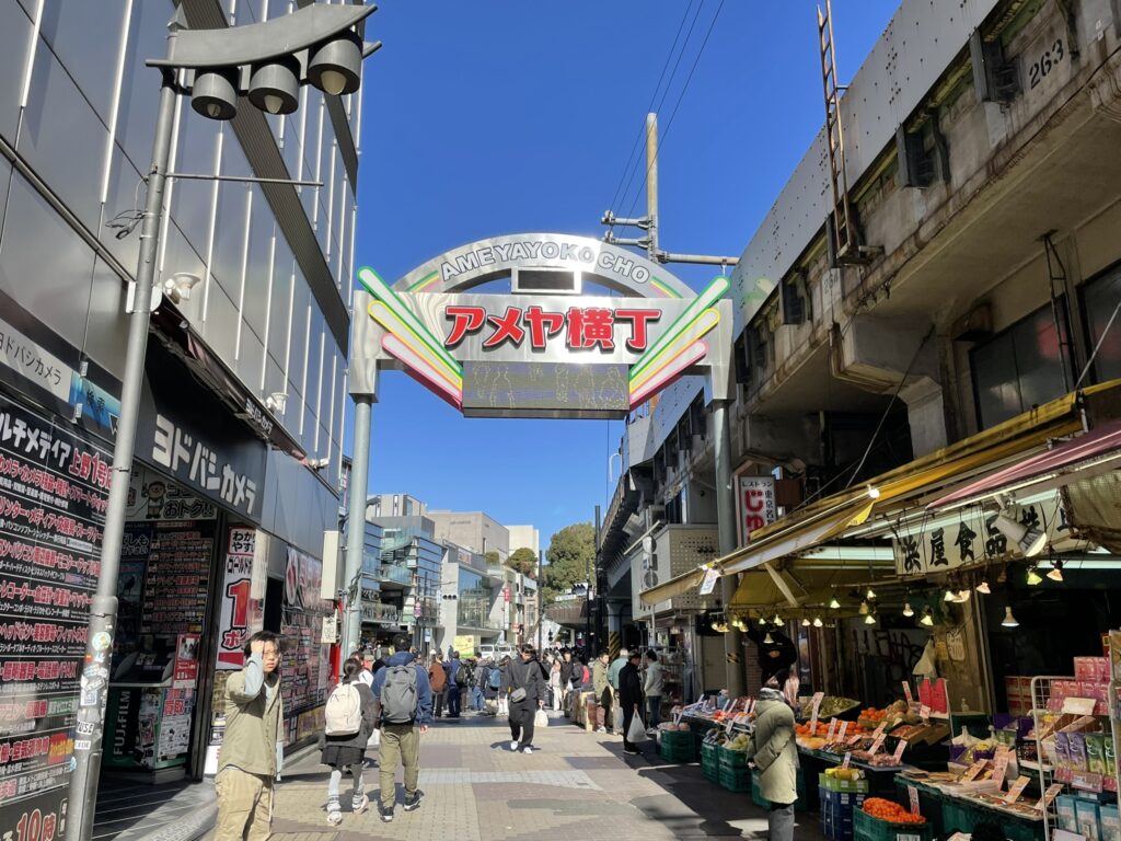 JR上野駅側へ出るアメ横の出入口。