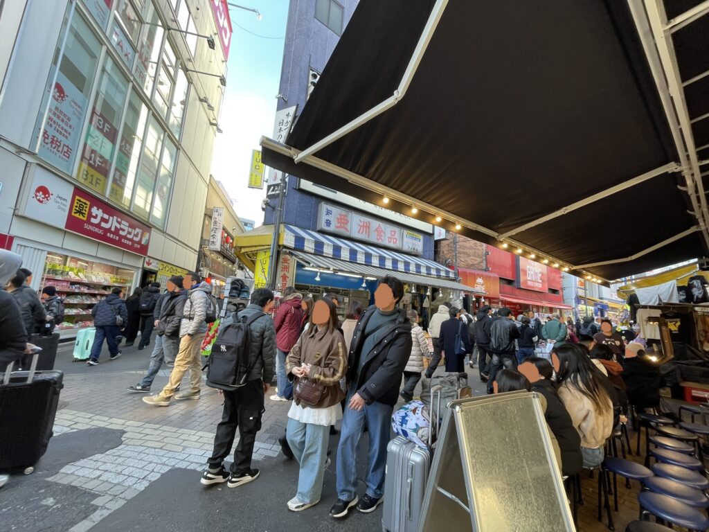 アメ横の様子。たくさんの人が行き交っている。