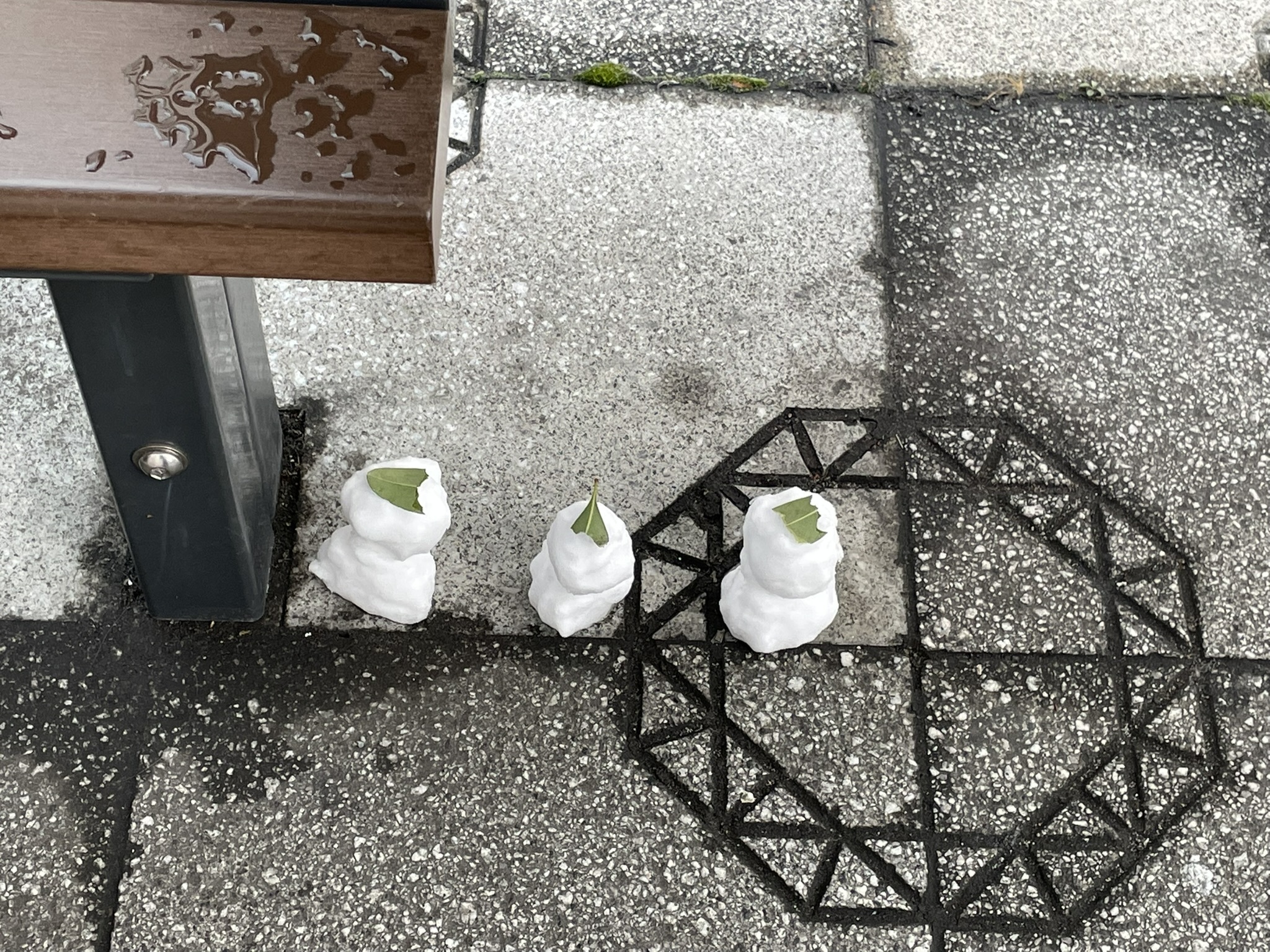 浅草松屋さん前。バス停のベンチ下に並ぶ雪だるま。