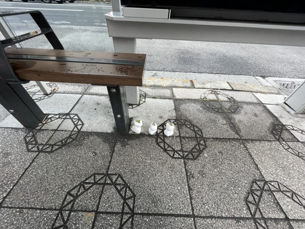 バス停のベンチ下。可愛い雪だるまが並んでいるのが見える。