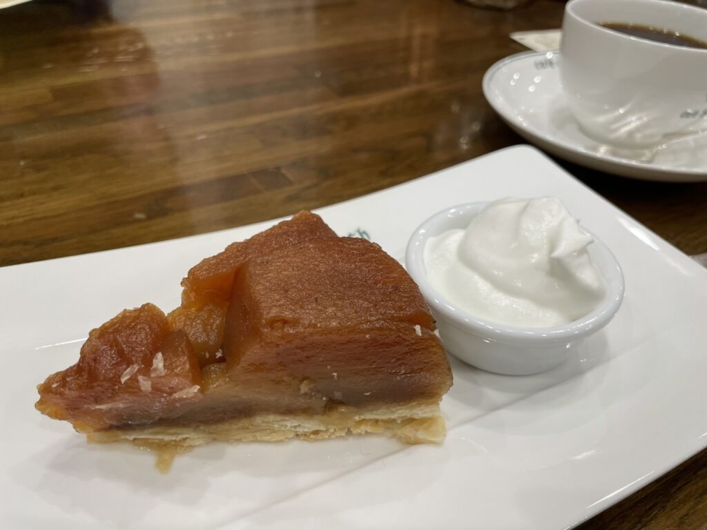 2025年12月の季節のケーキ「タルトタタン」の写真。