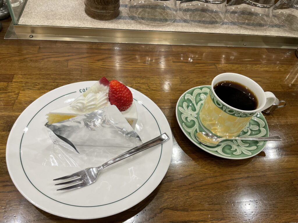 2025年クリスマス限定の季節のケーキ「ショートケーキ」と、コーヒー「パプアニューギニア」の写真。