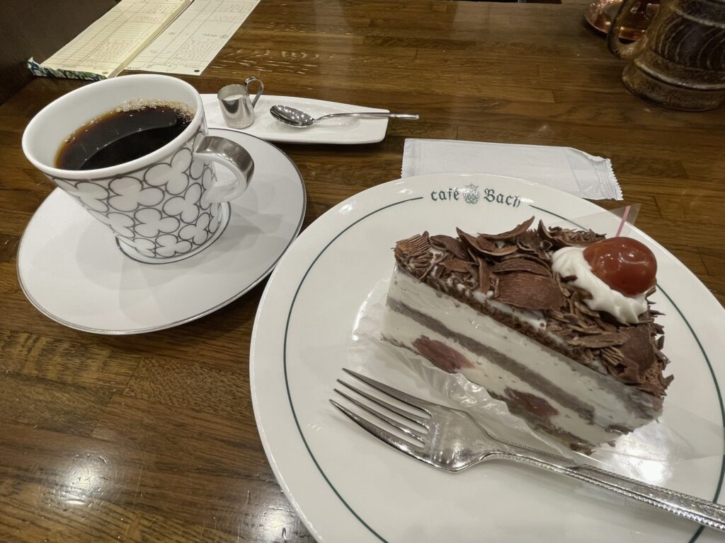 2026年1月の季節のケーキ「シュバルツベルダーキルシュトルテ」と、コーヒー「スマトラ・マンデリン・タノバタック」の写真。