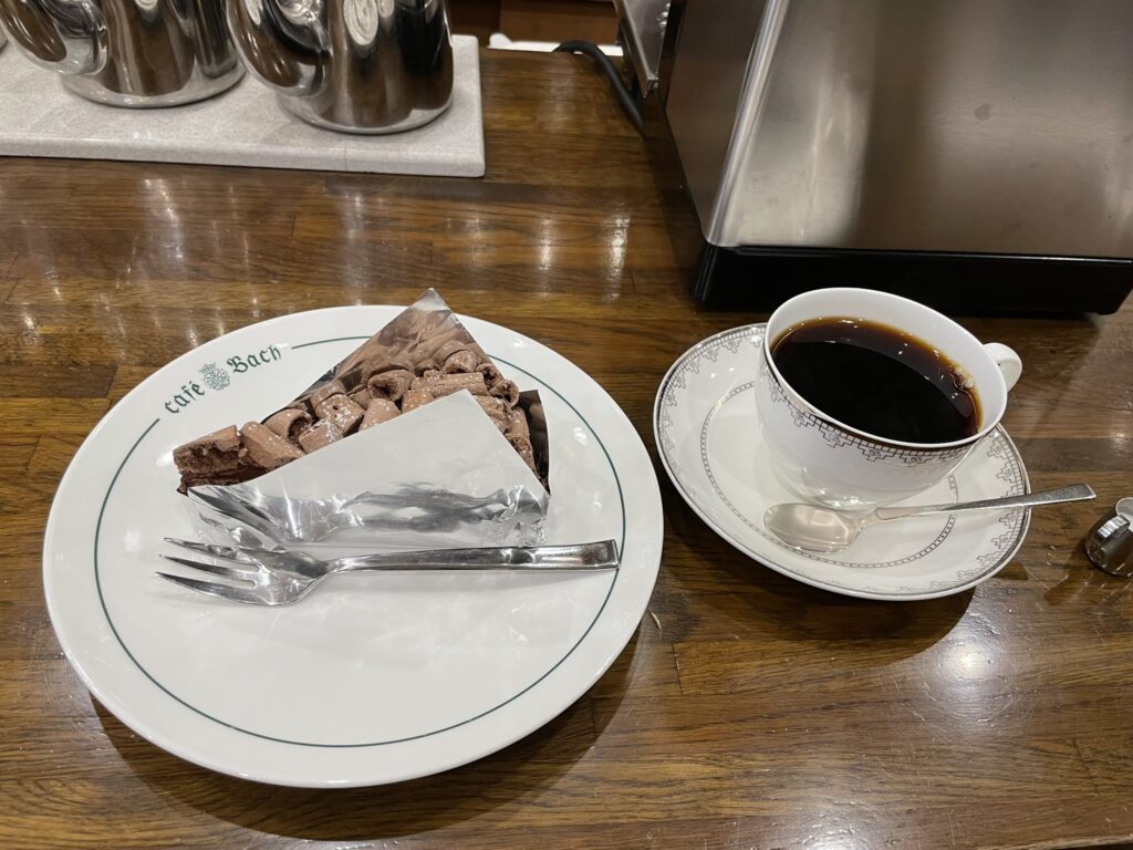 2026年2月の季節のケーキ「ビテール」と、コーヒー「インディアAPAA」の写真。
