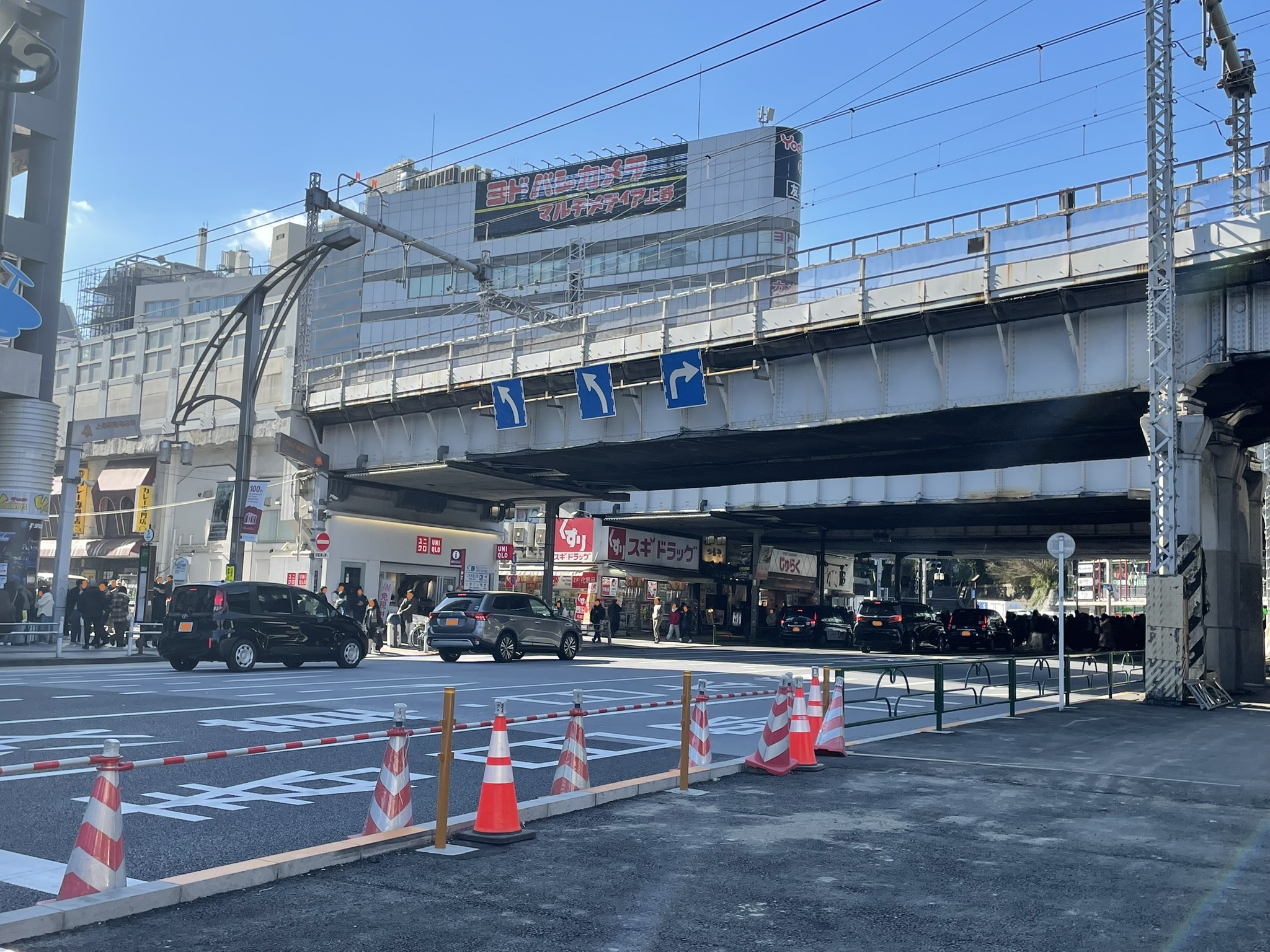 中央通りを渡るための横断歩道。