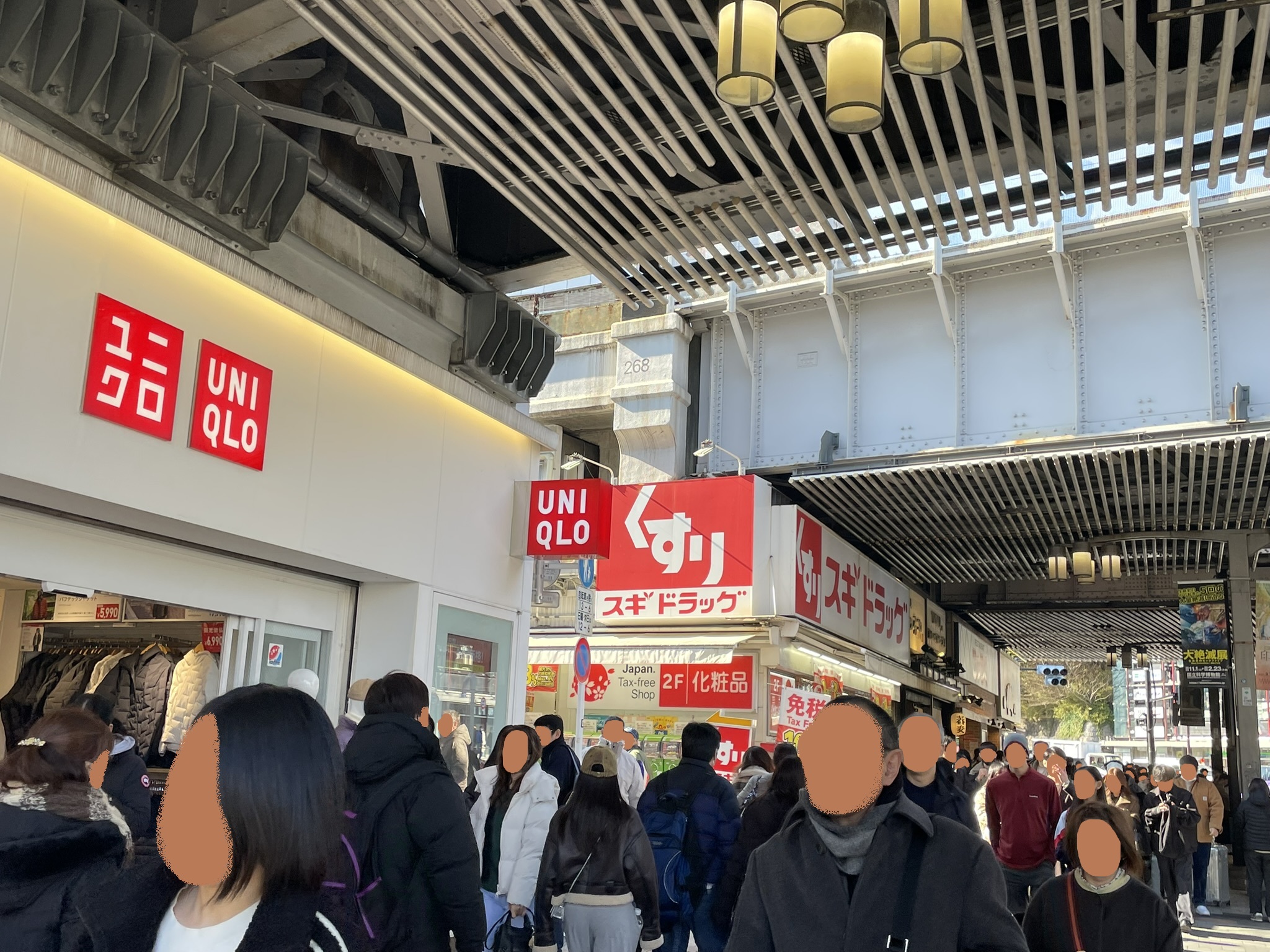 ユニクロさんとスギドラックさんとの間に通りがある。