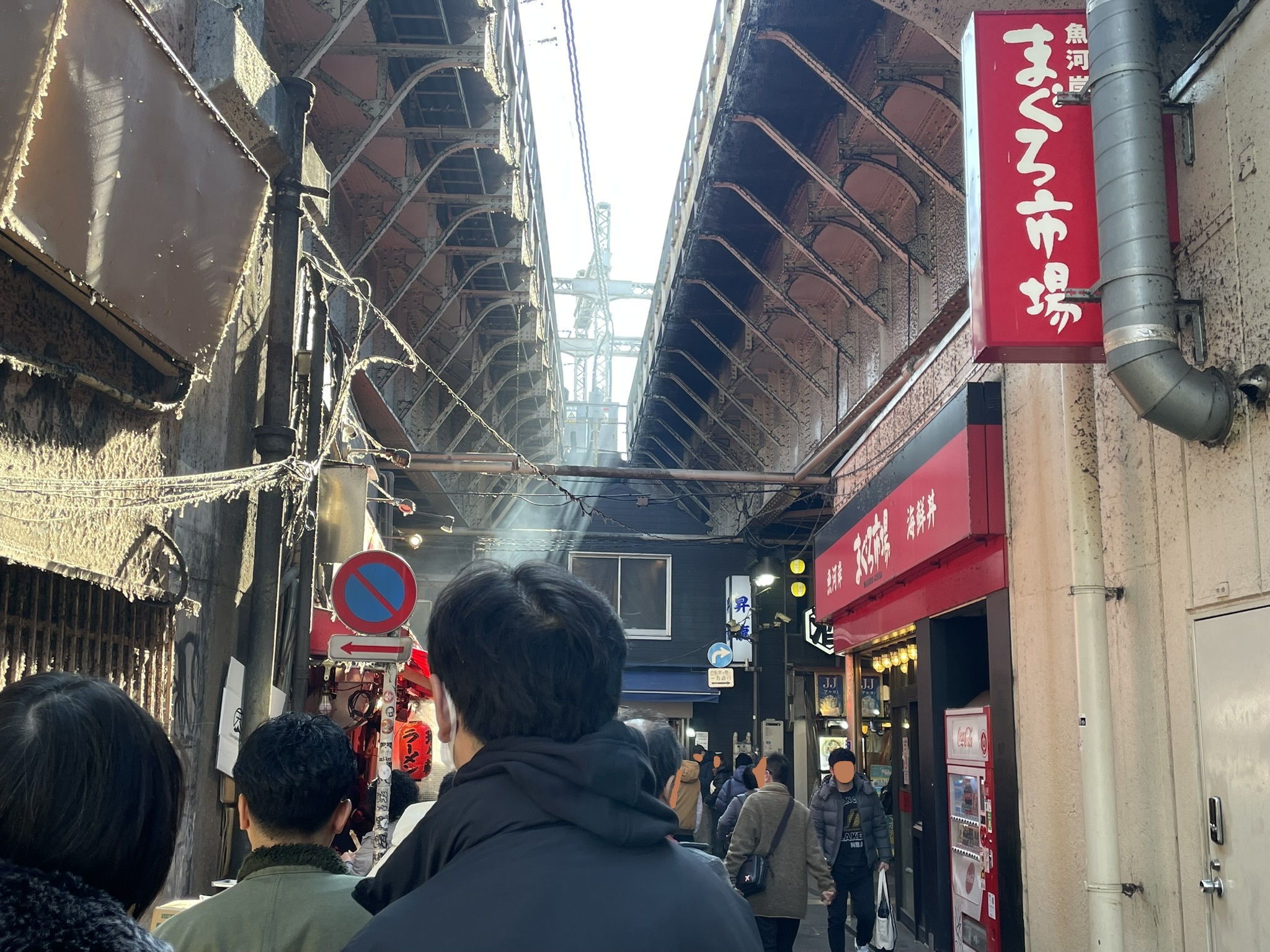 珍々軒さんで食事をするお客様たちの行列。