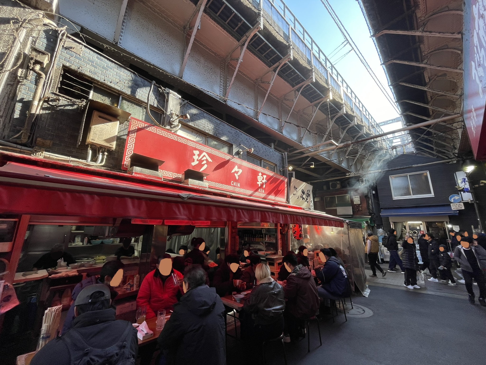 珍々軒さんの前。たくさんのお客様が食事をしている。