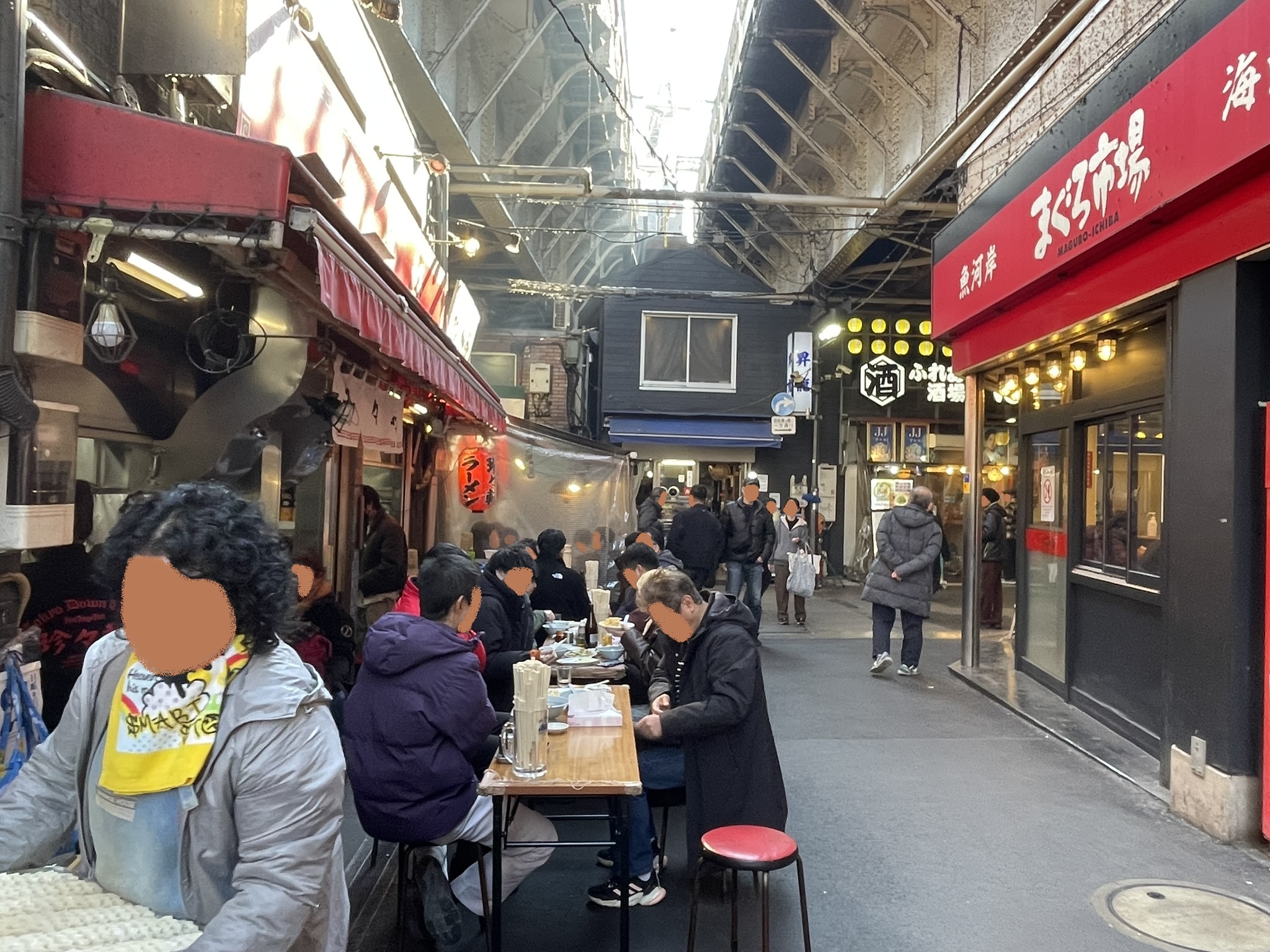 屋外のテーブル席。