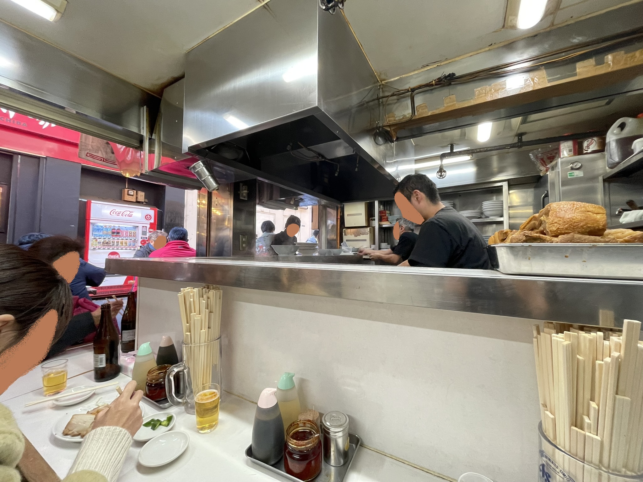 店内のカウンター席。