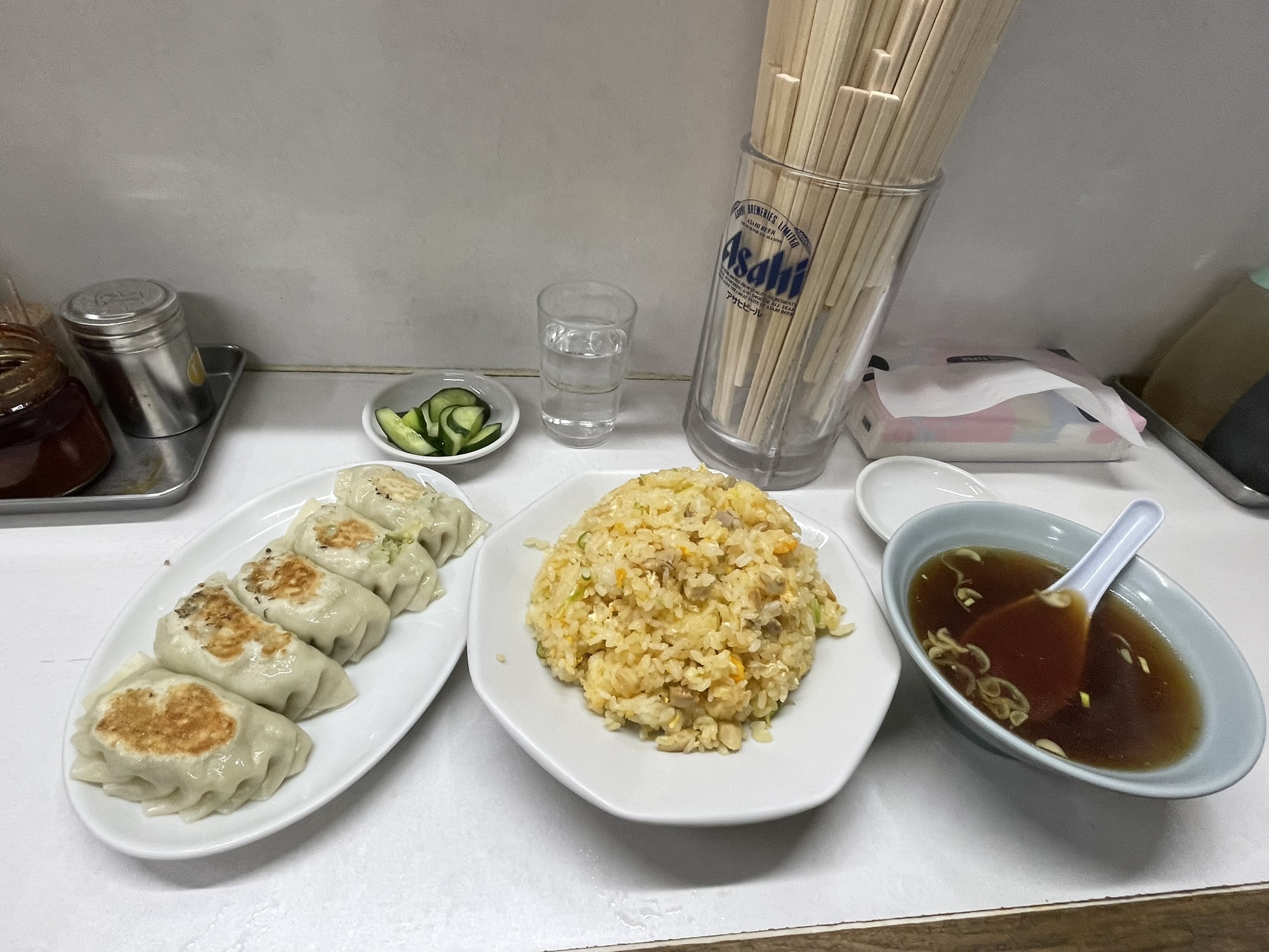 チャーハン、餃子5個。おしんこ（きゅうり）とスープも付いている。