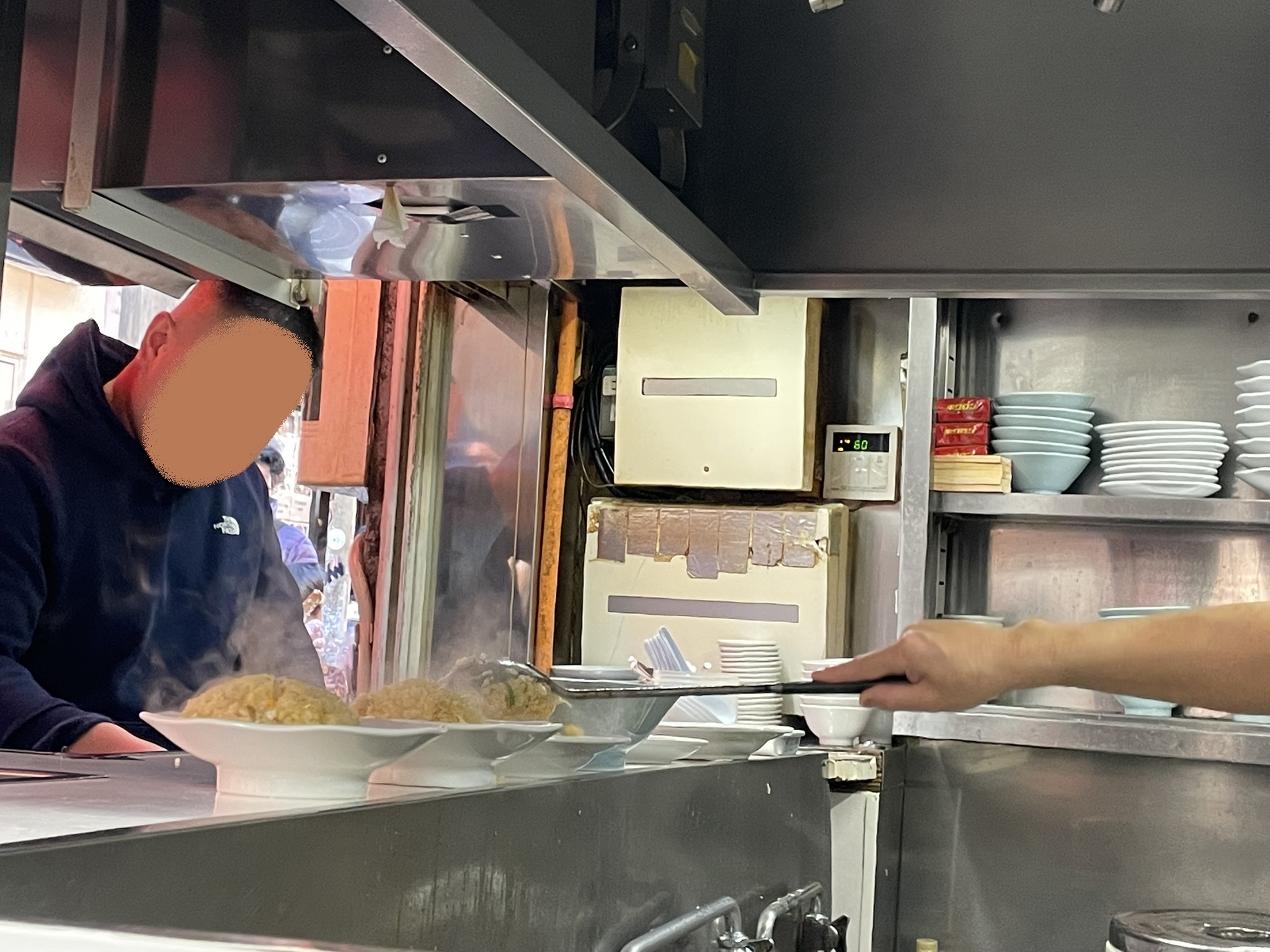 出来上がった料理は、スタッフが運んでくれる。