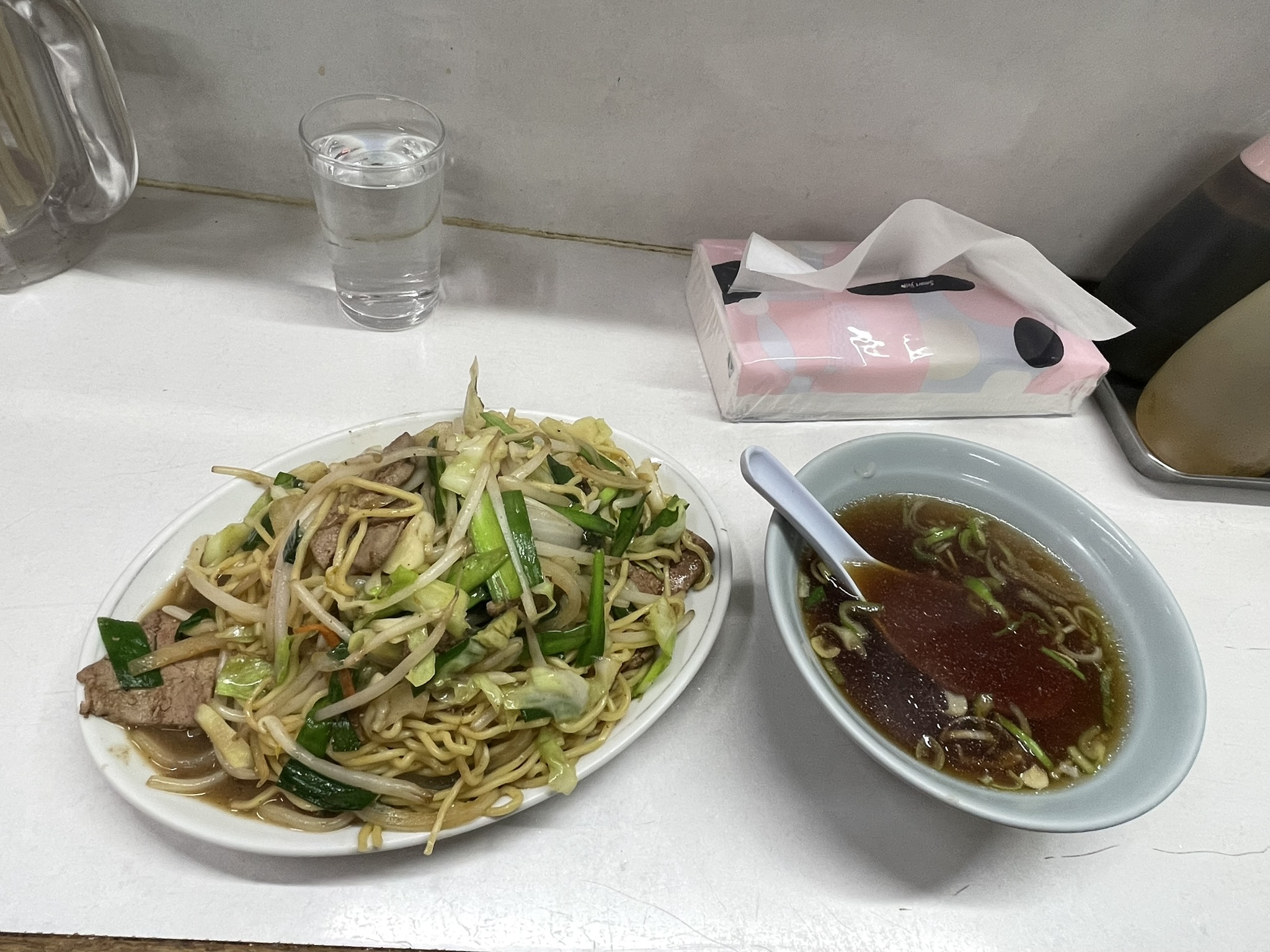 ボリューム満点のレバニラ炒麺（焼きそば）。