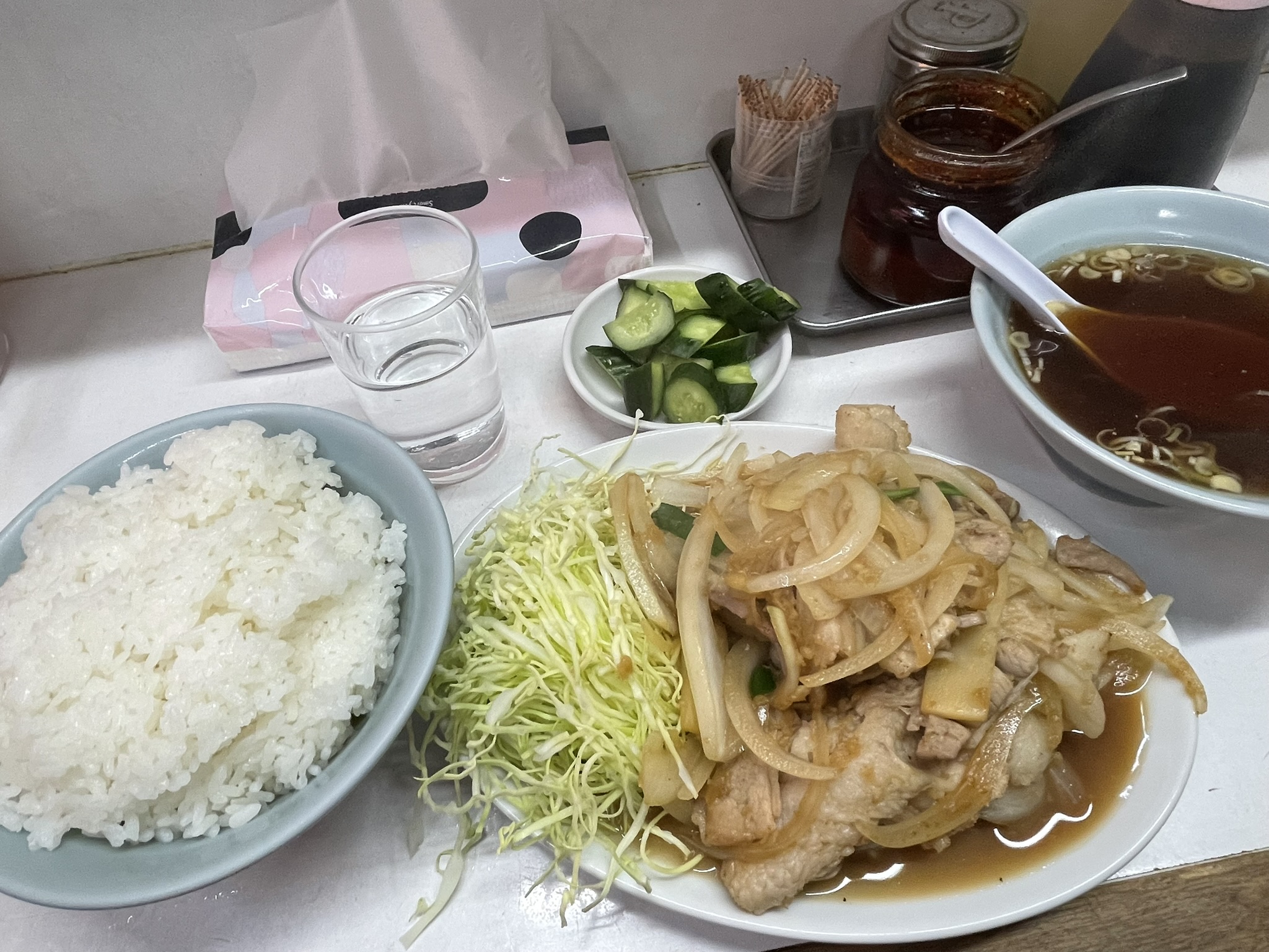 しょうが焼きライス。ご飯のほか、おしんこ（きゅうり）とスープも付いている。