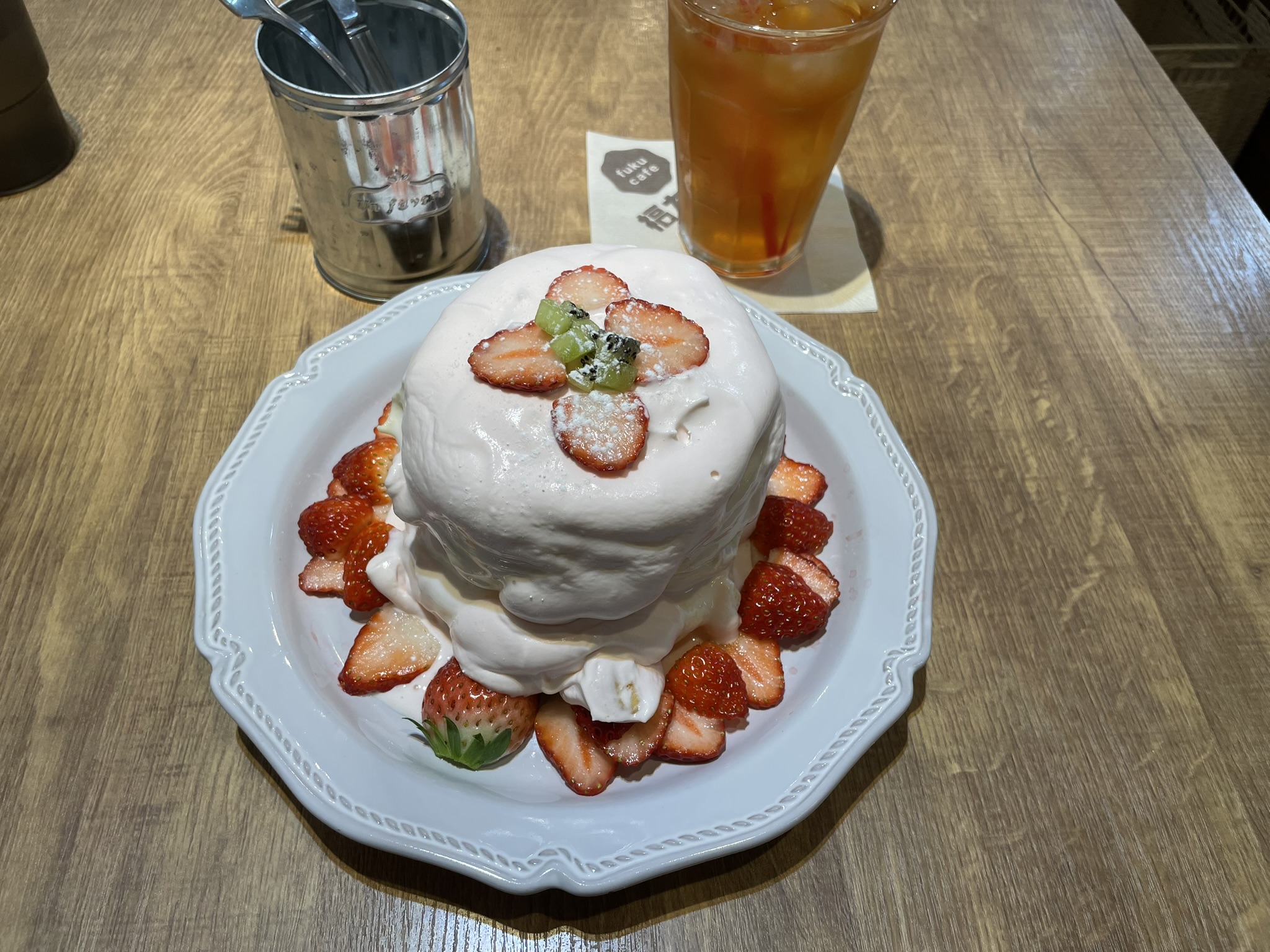 季節限定パンケーキのストロベリーポップクリームパンケーキ。セットメニューのアイスティーがついている。