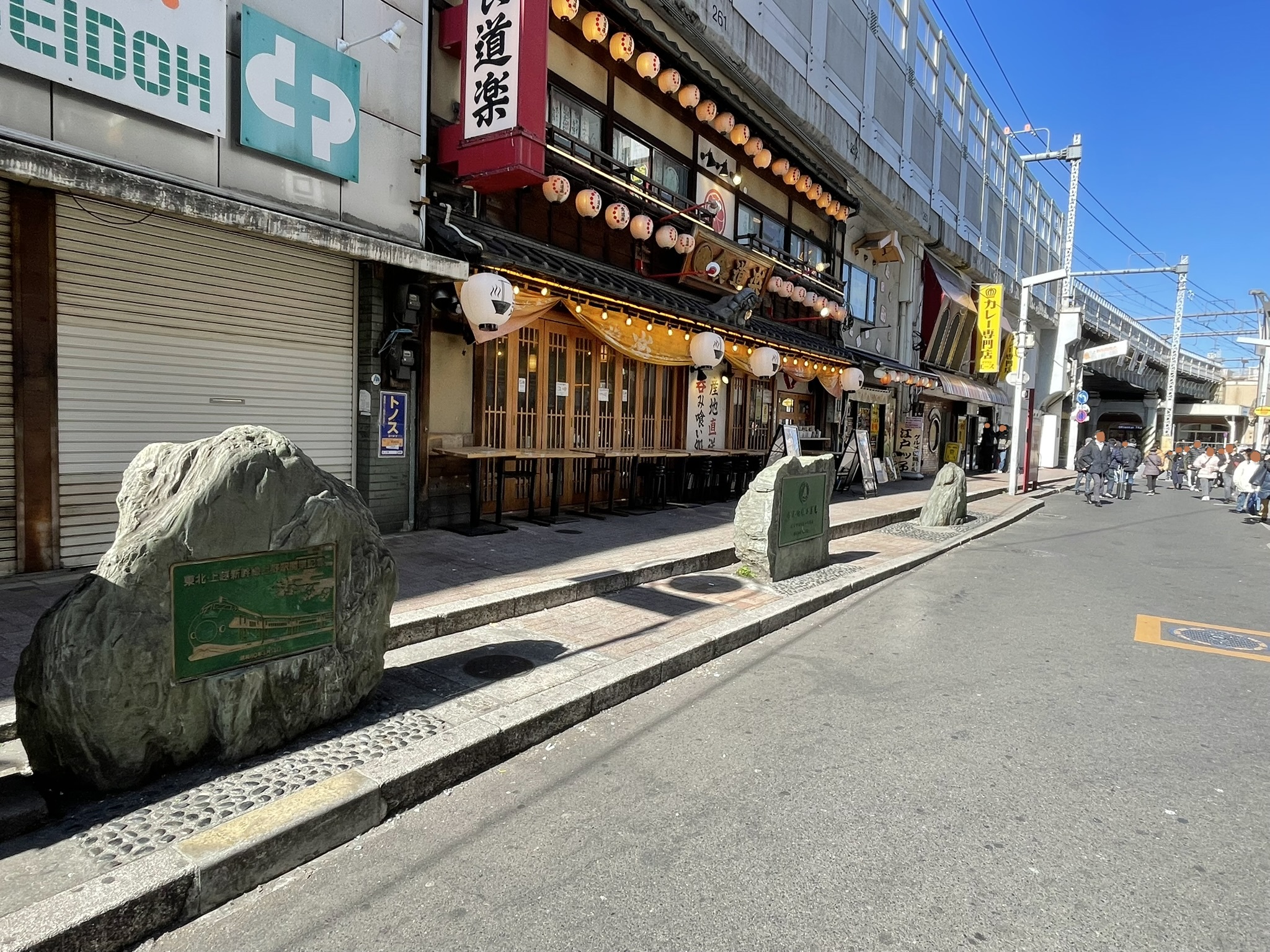 「東北・上越新幹線 上野駅開業記念碑」の周辺。